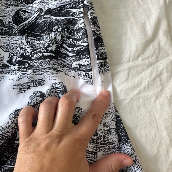 Chic Monochrome Women's Robe - Picture 9 of 11